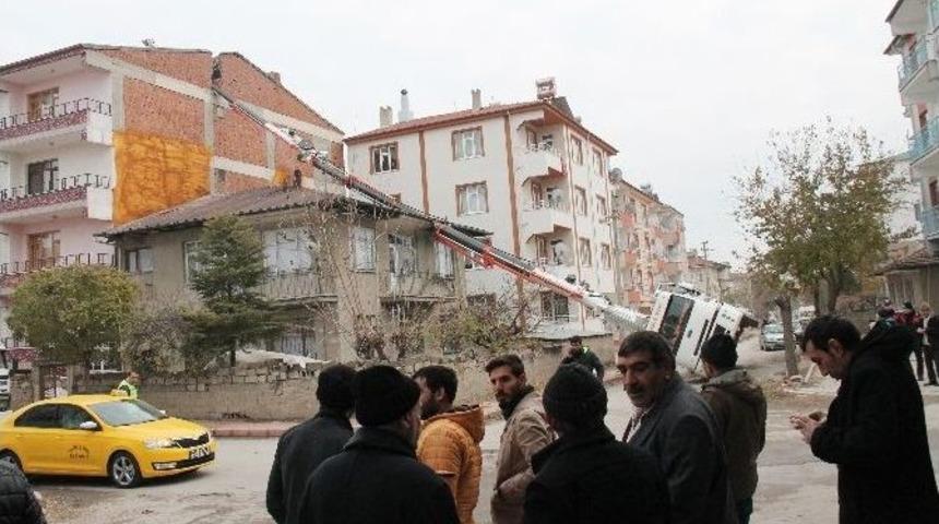 Elazığ&rsquo;da Devrilen Vin&ccedil; 2 Binaya Zarar Verdi