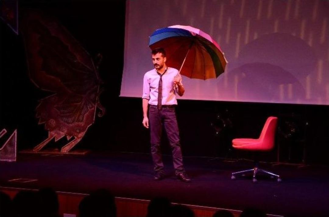 İstanbul Devlet Tiyatrosu&rsquo;nun Tek Kişilik G&ouml;sterisi Sahnede Devleşti