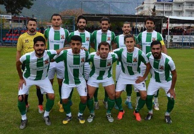 Amatör Maçta Başına Darbe Alan Futbolcu Hastanelik Oldu