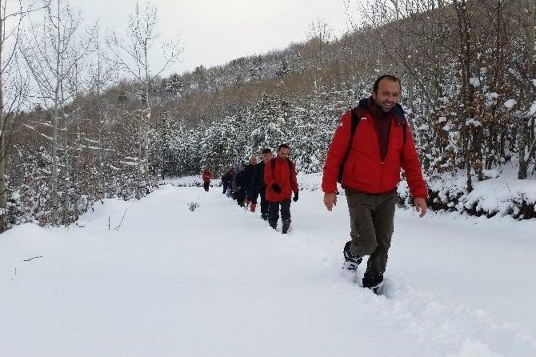 G&uuml;m&uuml;şhaneli Dağcılar Kar Altında Y&uuml;r&uuml;d&uuml;