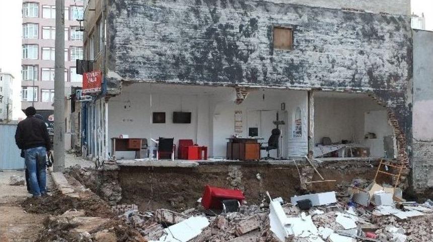 Bandırma&rsquo;da Binanın Yan Duvarı &Ccedil;&ouml;kt&uuml;