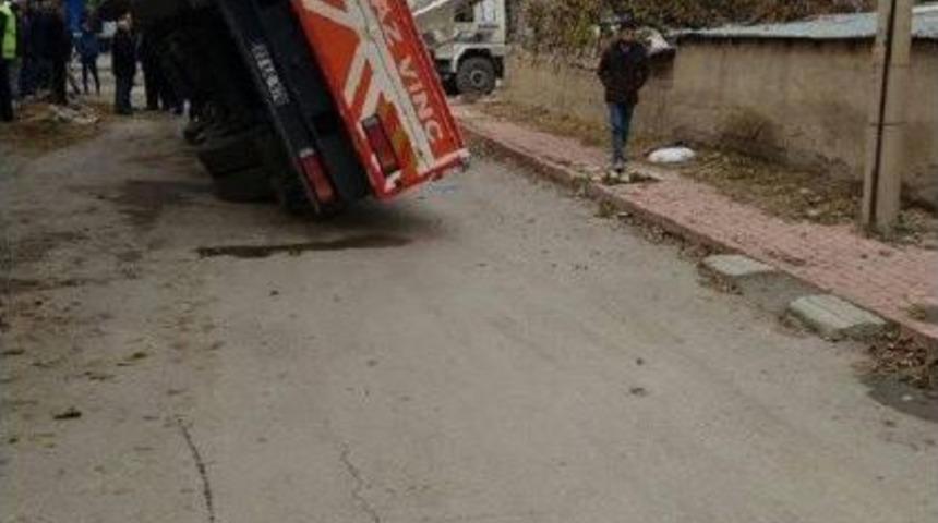 Hidrolik Arızası Yapan Vin&ccedil;, Evlerin &Uuml;zerine Devrildi