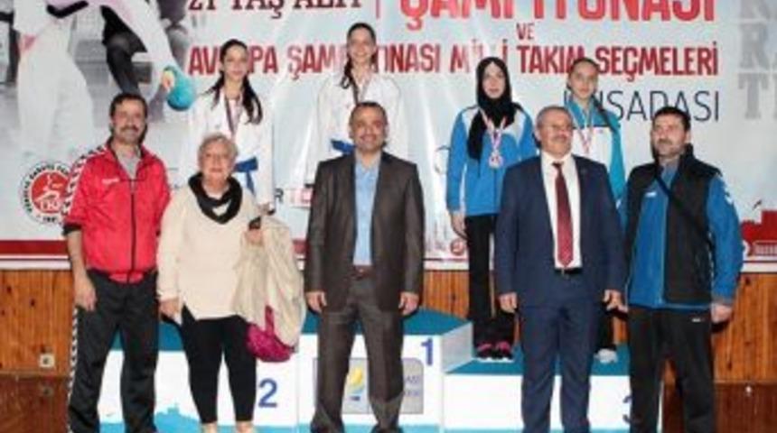 Karate Şampiyonası&rsquo;nda İkizler Birlikte K&uuml;rs&uuml;ye &Ccedil;ıktı