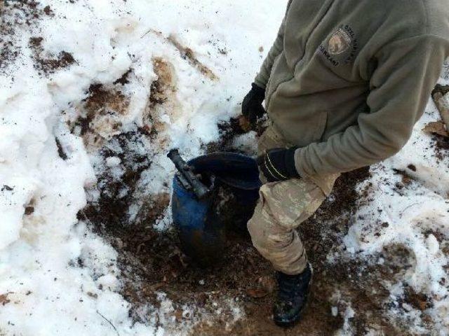 Hakkari'de Terör Örgütü Pkk'ya Ait Silah Ve Mühimmat Ele Geçirildi