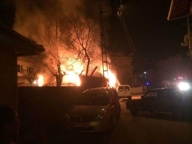 &Ccedil;ıkan Yangın T&uuml;m Mahalleliyi İsyan Ettirdi 1