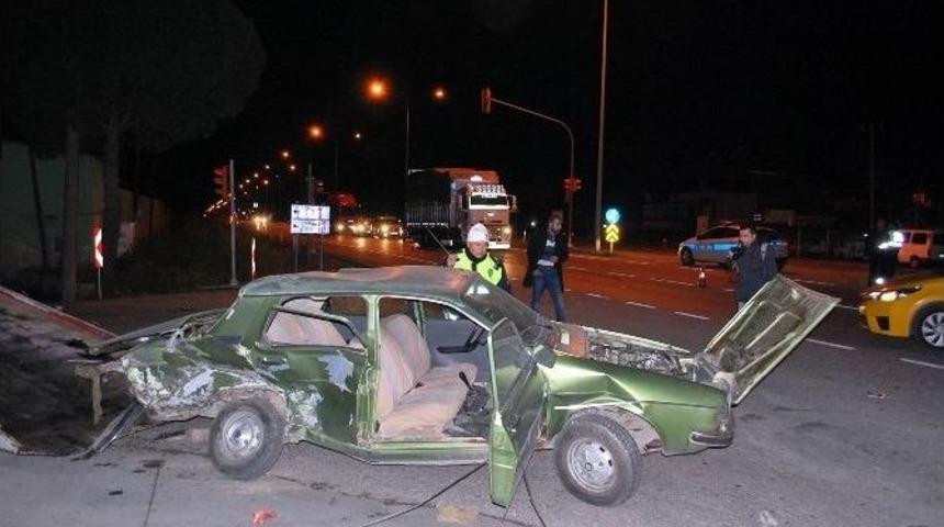 Manisa&rsquo;da İki Otomobil &Ccedil;arpıştı: 2 Ağır Yaralı