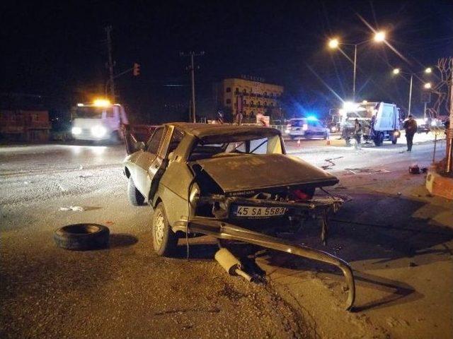 Manisa’da İki Otomobil Çarpıştı: 2 Ağır Yaralı