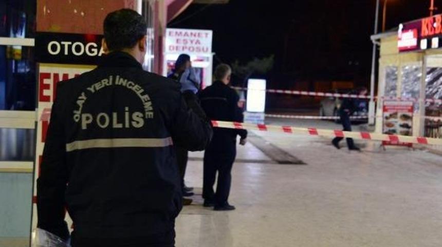 Otogarda Bı&ccedil;aklı Kavga: 1 &Ouml;l&uuml;, 2 Yaralı