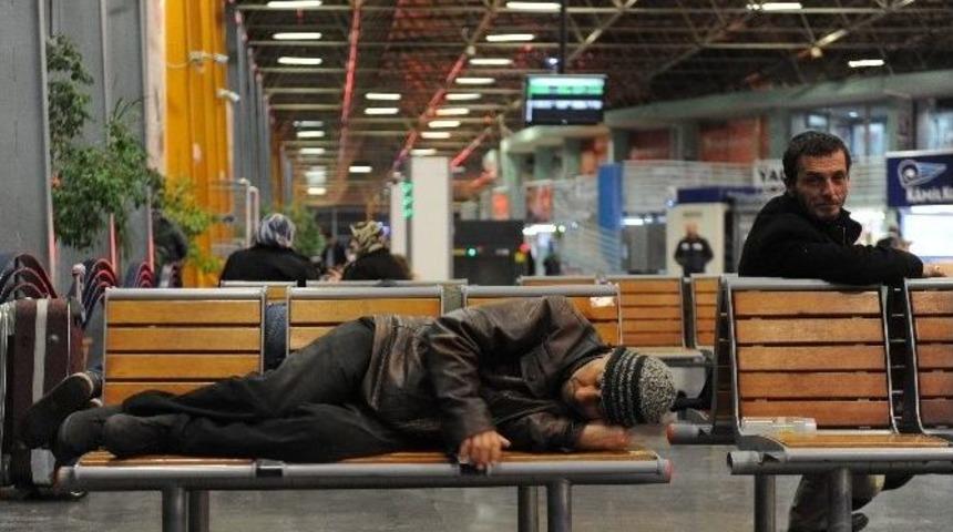 Otob&uuml;s Terminali Evsizlerin Yuvası Oldu...