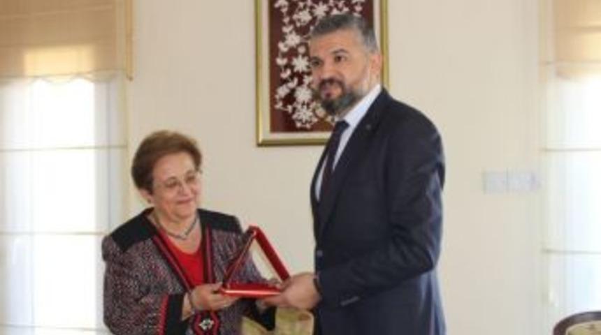 Yakın Doğu &Uuml;niversitesi Milli Tarih M&uuml;zesine Bağış