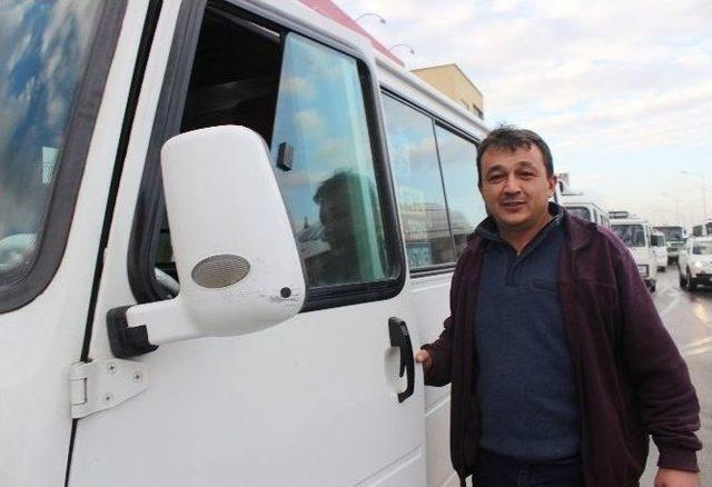 Bilerek &Ccedil;arptıkları Minib&uuml;s&uuml;n Şof&ouml;r&uuml;n&uuml; Oyalayıp, Hasılatını &Ccedil;aldılar 1