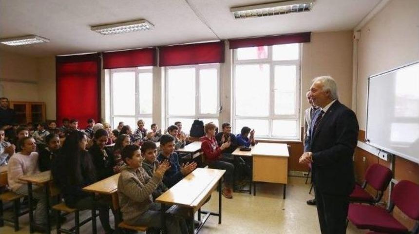Başkan Sara&ccedil;oğlu&rsquo;ndan &Ouml;ğrencilere Tavsiye: Her G&uuml;n En Az 1 Saat Kitap Okuyun