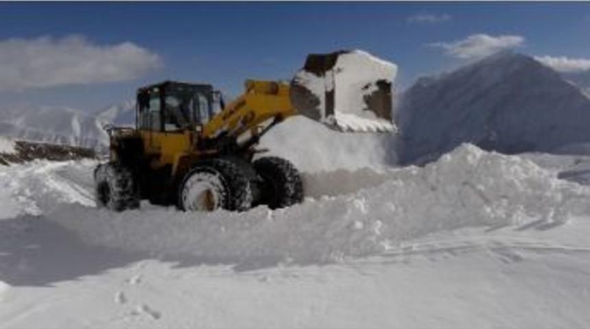 Hakkari&rsquo;de T&uuml;m K&ouml;y Yolları Yeniden A&ccedil;ıldı