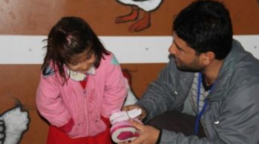 &Uuml;niversiteli Ağabeylerinden Minik &Ouml;ğrencilere Ayakkabı