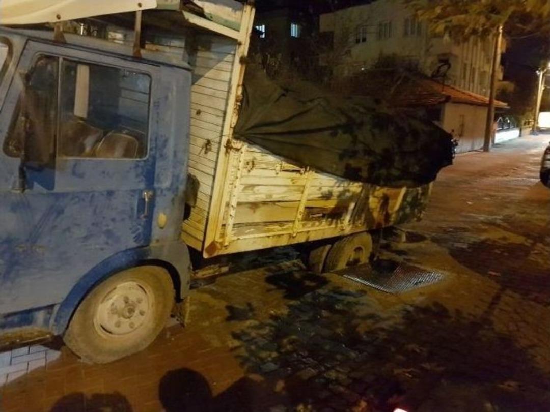 Kamyonet &Ccedil;&ouml;ken Yola Saplandı