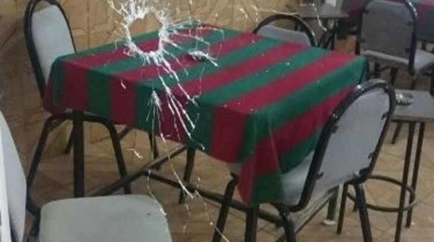 Y&uuml;zleri Maskeli Şahıslar İş Yerlerine Ateş A&ccedil;tı: 2 Yaralı