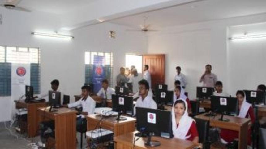 Bangladeş&rsquo;te Morshed Alam Lisesi&rsquo;ne Digital Sınıf Kuruldu