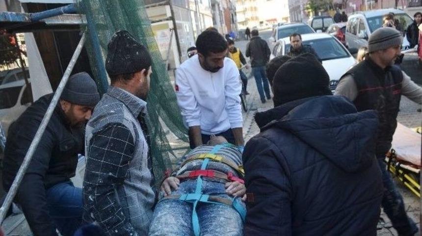 İskeleden D&uuml;şen İş&ccedil;i Yaralandı