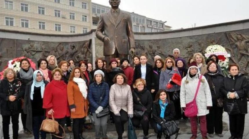 Kadınlar, Ata'nın Huzurunda