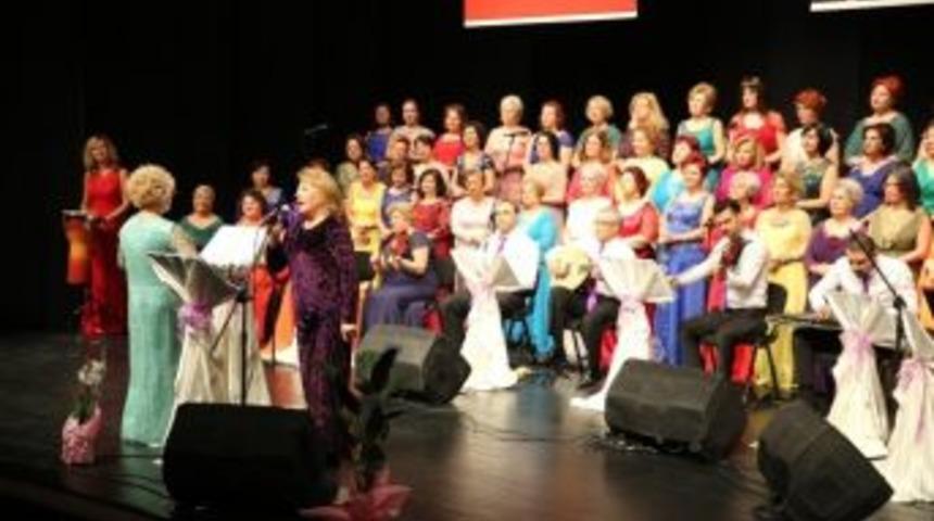 Kadın Korosu Şarkılarını &Ouml;ğrenciler İ&ccedil;in S&ouml;yledi