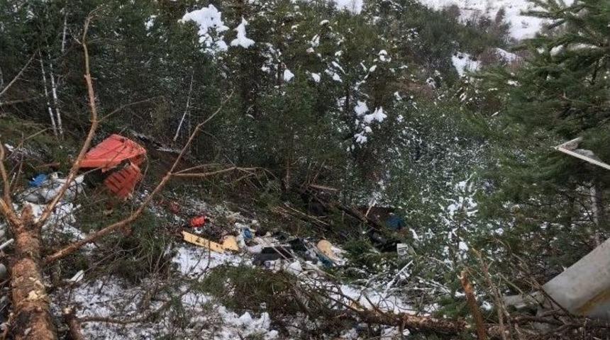 Hırdavat Y&uuml;kl&uuml; Kamyon U&ccedil;uruma Yuvarlandı: 2 &Ouml;l&uuml;