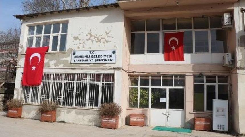 Şemdinli Belediyesinin Kapısına Zincir Vuruldu