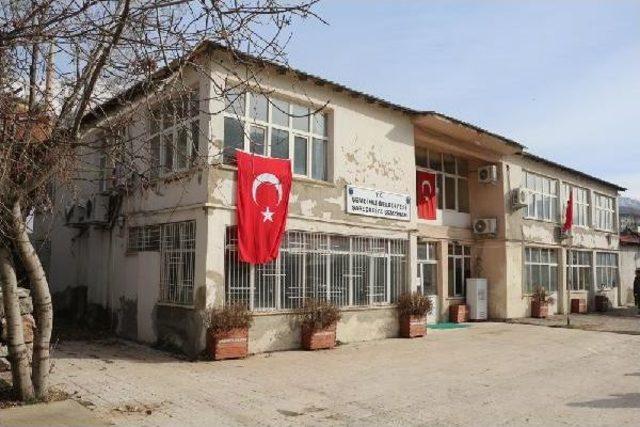 Şemdinli Belediyesinin Kapısına Zincir Vuruldu 1