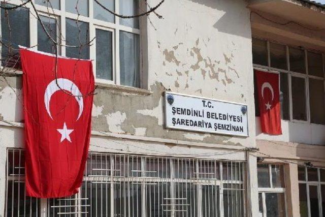 Şemdinli Belediyesinin Kapısına Zincir Vuruldu 2
