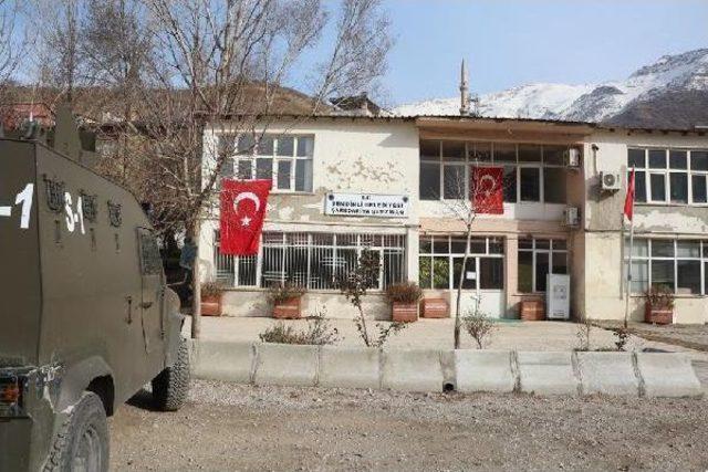 Şemdinli Belediyesinin Kapısına Zincir Vuruldu 3