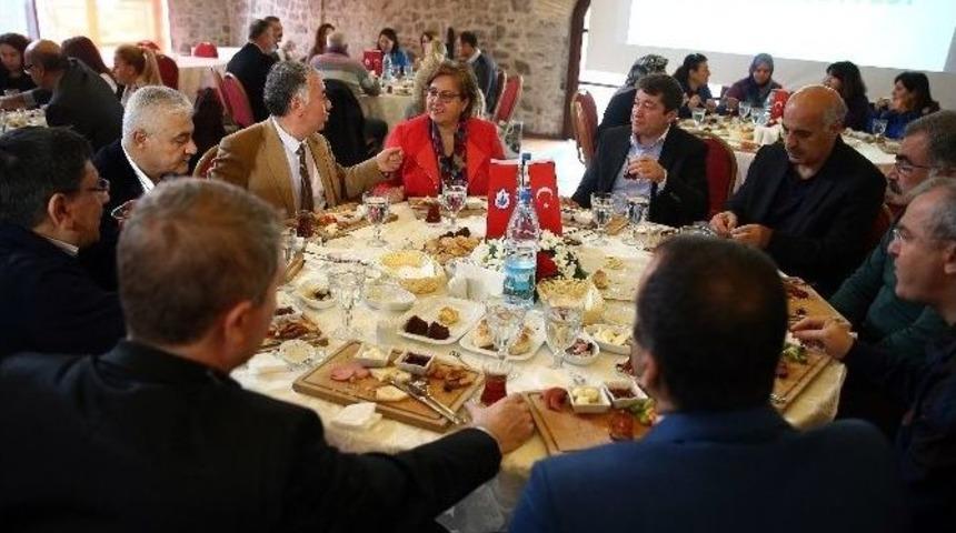 Konak&rsquo;ta Eğitime Hizmet &rsquo;teşekk&uuml;r&rsquo; Getirdi