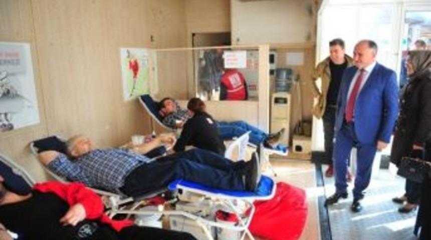 15 Temmuz Demokrasi Derneği &Uuml;yeleri Kan Bağışladı