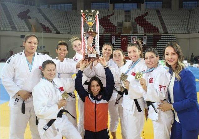 Judo’da Kadınlar Ve Erkeklerde Şampiyon İstanbul Büyükşehir