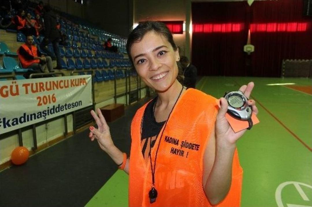 Kadın Ve Erkekler Aynı Sahada