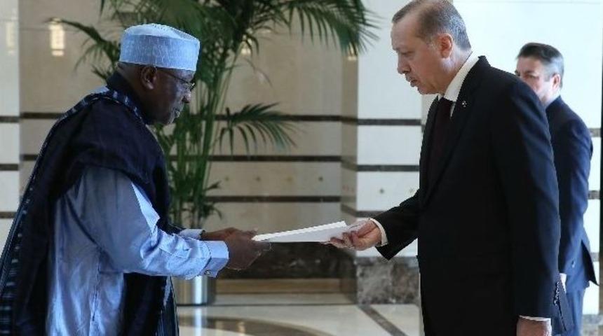 Benin B&uuml;y&uuml;kel&ccedil;isi Cumhurbaşkanı Erdoğan&rsquo;a G&uuml;ven Mektubu Sundu