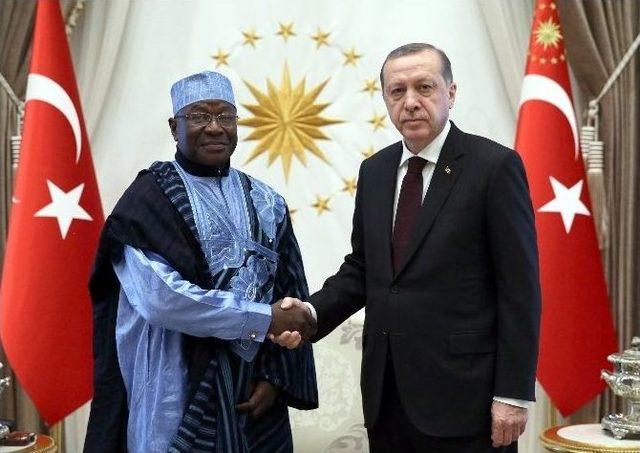 Benin Büyükelçisi Cumhurbaşkanı Erdoğan’a Güven Mektubu Sundu