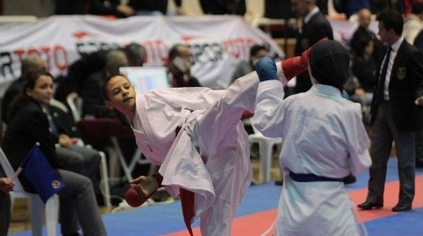 Kağıtspor&rsquo;lu Karateciler T&uuml;rkiye Şampiyonasında Madalyalara Ambargo Koydu