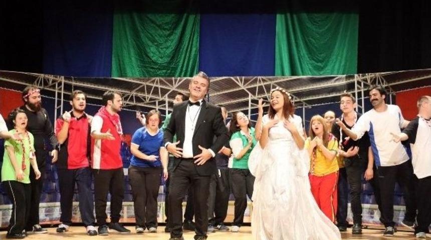 Down Sendromlu &Ccedil;ocukların Muhteşem Tiyatrosu Ey&uuml;pl&uuml;lerle Buluştu