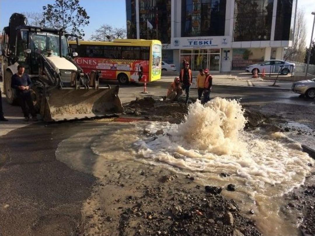 Fiber Optik Kablo Altyapı &Ccedil;alışmaları Sırasında İ&ccedil;me Suyu Hattına Zarar Verildi