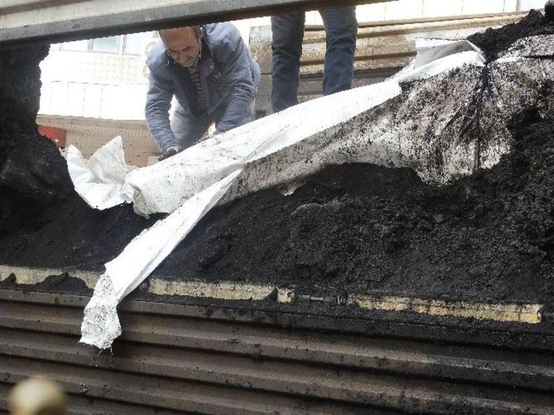 K&ouml;m&uuml;r Y&uuml;kl&uuml; Kamyondan Ka&ccedil;ak Sigara &Ccedil;ıktı