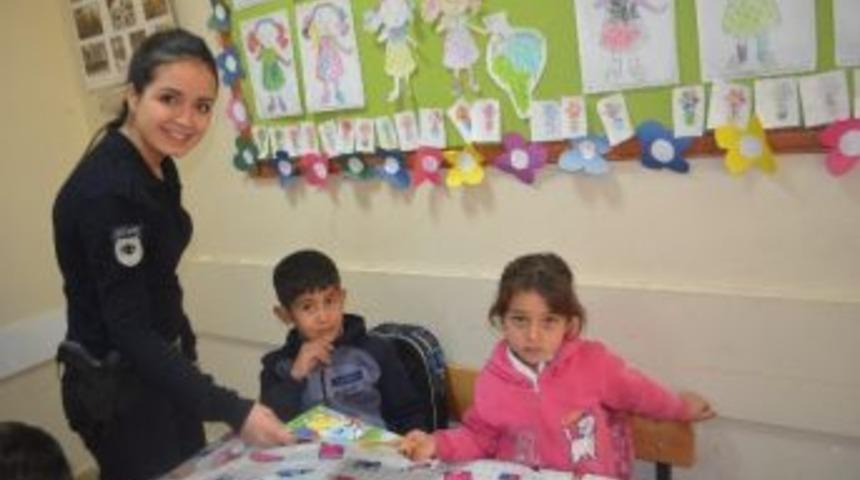 Polisten Öğrencilere Kitap Jesti