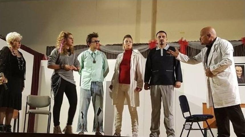 Didim Sanat Tiyatrosu İlk Oyununu Sahneledi