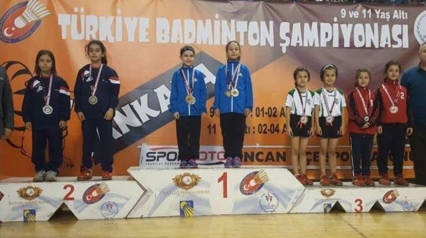 Badminton Şampiyonasından G&uuml;m&uuml;ş Madalyayla D&ouml;nd&uuml;