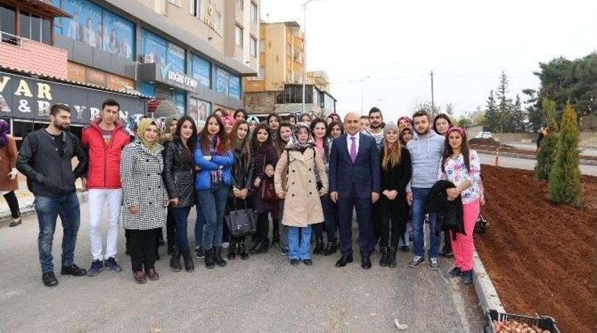 Belediye Başkanı Kara &Ouml;ğrencilerle Lale Dikti