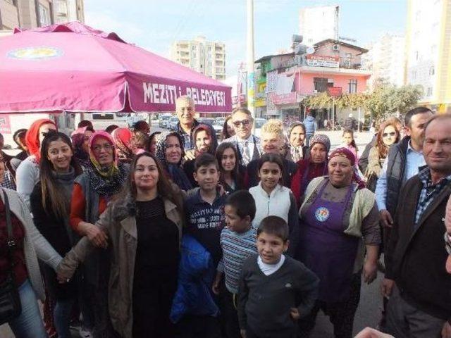 Modacı Barbaros Şansal, kadın Üretici Pazarı nı Gezdi 2