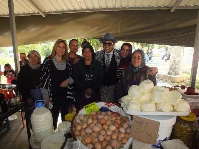 Modacı Barbaros Şansal, kadın Üretici Pazarı nı Gezdi 3