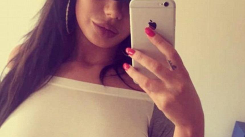 'G&ouml;ğ&uuml;slerim doğal' pozu