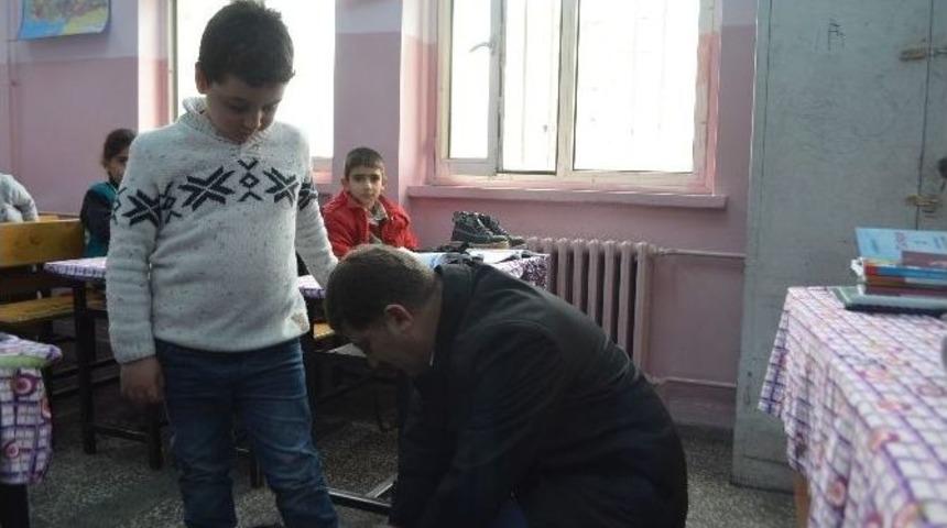 Ak Parti&rsquo;den &Ouml;ğrencilere Kışlık Ayakkabı Yardımı