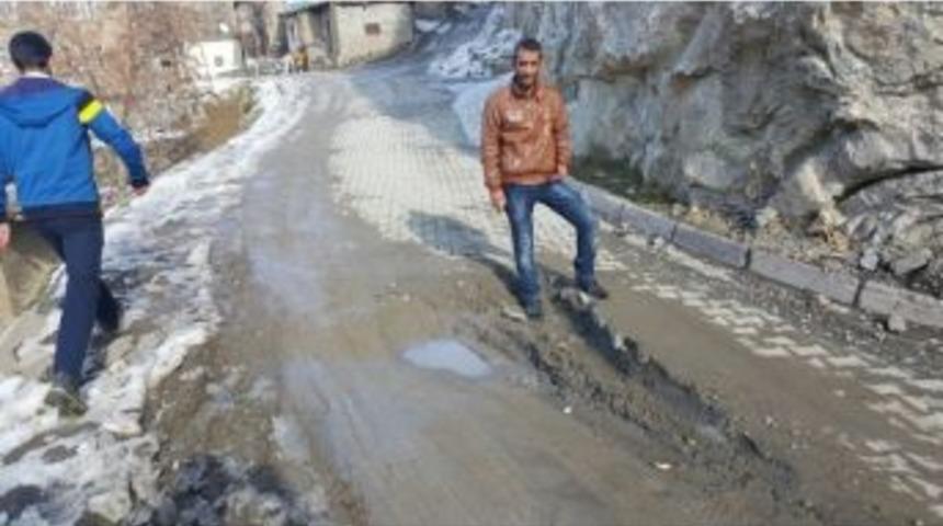 Mahalle Halkı Yolun Onarılmasını İstiyor