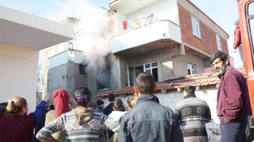 Edirne&rsquo;De, 2 Katlı Evde &Ccedil;ıkan Yangın Korkuttu