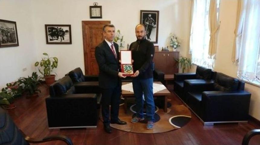 Maratonculardan Kaymakam Sırmalı&rsquo;ya Plaket